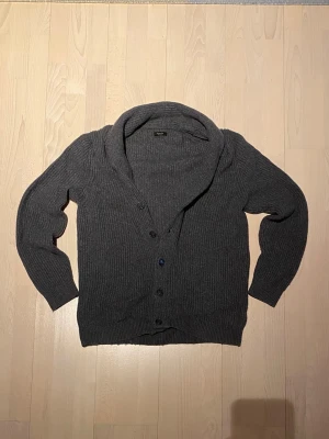 Massimo Dutti cardigan  - Tjena! Säljer nu denna sjukt snygga cardigan koftan från Massimo Dutti. Storlek L och i väldigt bra skick. Priset är ej hugget i sten så hör av dig vid minsta fundering:)