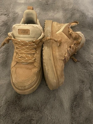 UGG's LowMel's Chestnut - Tja, säljer mina UGG LowMel's, Skorna har en sjukt skön insida med ull. Dom har en beige aktig färg med mocka på utsidan. Skorna har sina fläckar men allt går att få bort med mocka rengöringsmedel m.m så inga besvär. Nya skosnören följer med också om man vill byta, Skolådan medföljer ej då den har slängts🙁 