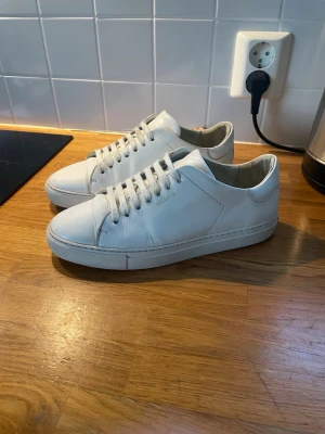 Vita sneakers från Axel Arigato - Tja! Säljer ett par Axel Arigato skor i använt skick storlek 39 