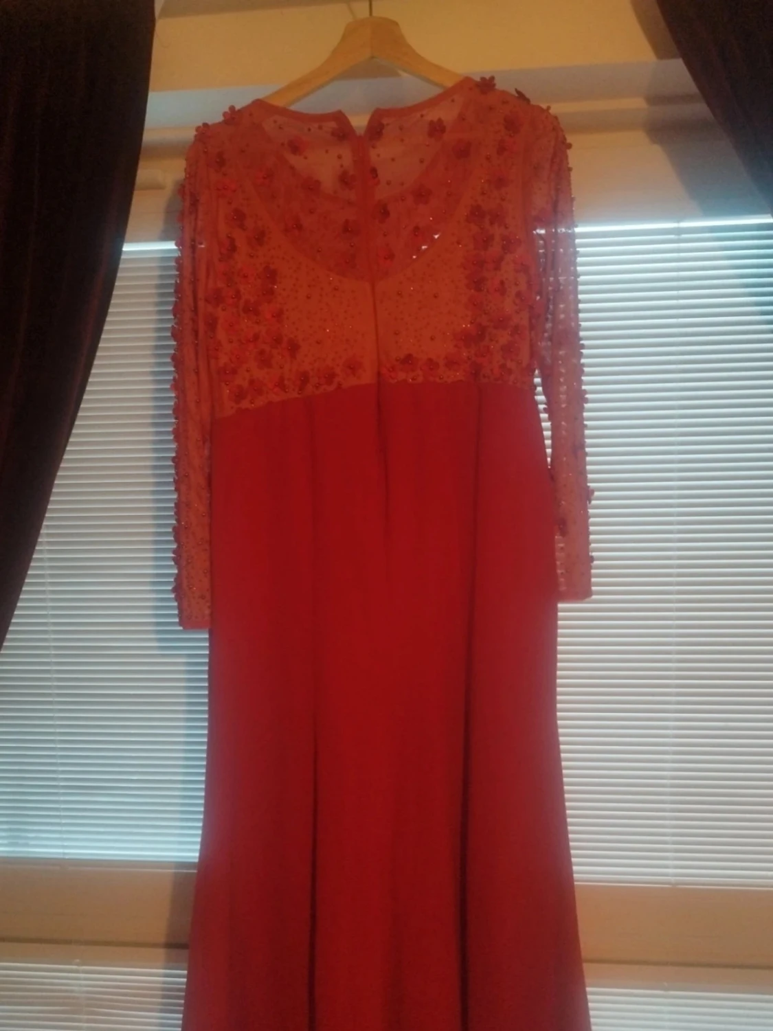 Röd långklänning med spets och paljetter - 2