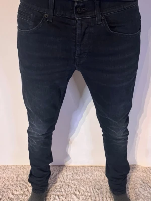 Dondup George Jeans - | Skick: 10/10 | Färg: Svart | Modell: 172cm 62kg | Vad inkluderas: Enbart jeansen | Nypris: 3 200kr |