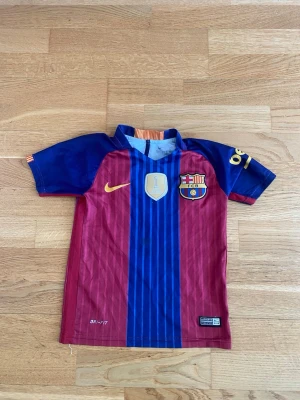 Barcelona Messi matchtröja - En barcelona tröja med Messi och nummer 10 på ryggen. Tröjan är använd men inte sliten. Är liten och är i storlek 104 alltså små barn. Tröjan är väldigt fin och perfekt för små barn.