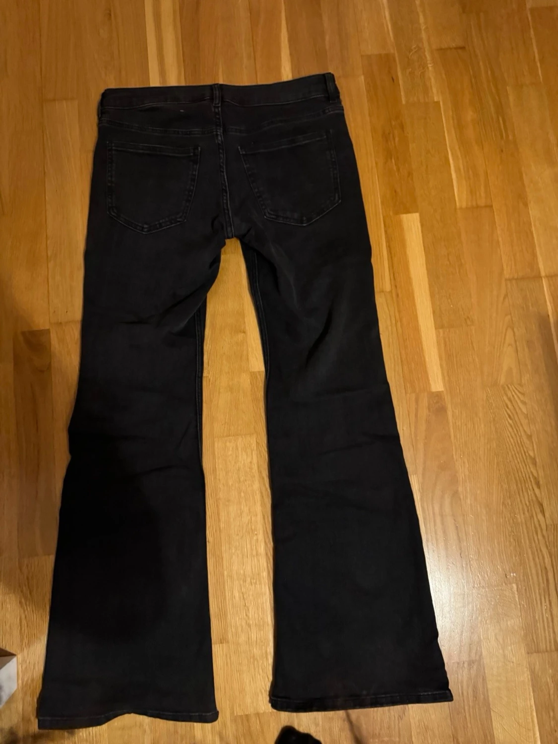 Svarta bootcut jeans - 1