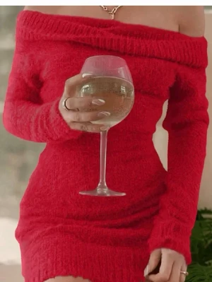 Röd offshoulder stickad polotröja - Trendig röd stickad klänning med offshoulder-design och långa ärmar. Mjuk och stretchig kvalitet som sitter snyggt på kroppen. Perfekt för dig som vill ha en bekväm men ändå snygg look. 