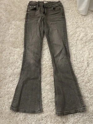 Grå bootcut jeans  - Snygga grå jeans från gina young  med bootcut-modell. 