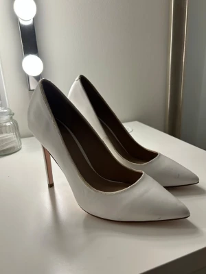 Vita klackar - Vita klackar med små skavanker som inte syns på håll