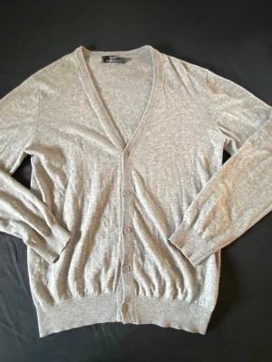 En grå cardigan från MADISON AVENUE - En grå cardigan från MADDISON AVENUE i ett väldigt nytt skick. Frågor - skriv till mig