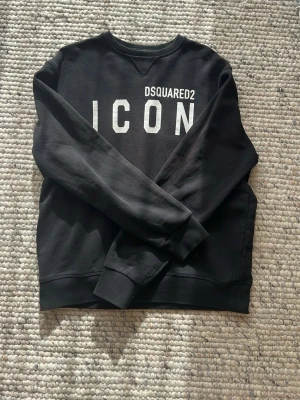 Svart sweatshirt från Dsquared2 - Säljer en Fet D2 tröja i storleken 16Y vilket motsvarar S📏Skriv vid minsta fundering. Priset är inte hugget i sten 📦💵