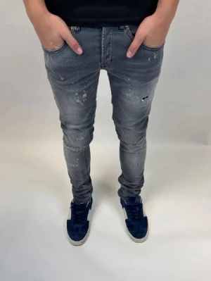 Dondup Jeans George  - Dondup Jeans George! Trendigaste jeansen på marknaden.  Ny pris= 4000 kr Säljs för= 1199 kr (Modellen har original slitningar från fabrik vilket är väldigt eftertraktat och populärt)