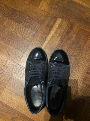 Mörkblåa Lanvins - Mörkblåa lanvin skor med captoe. Storlek uk 9. 