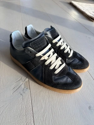 Svarta sneakers från Maison Margiela - Sjukt goa gats, kvitto och att og finns kvar.