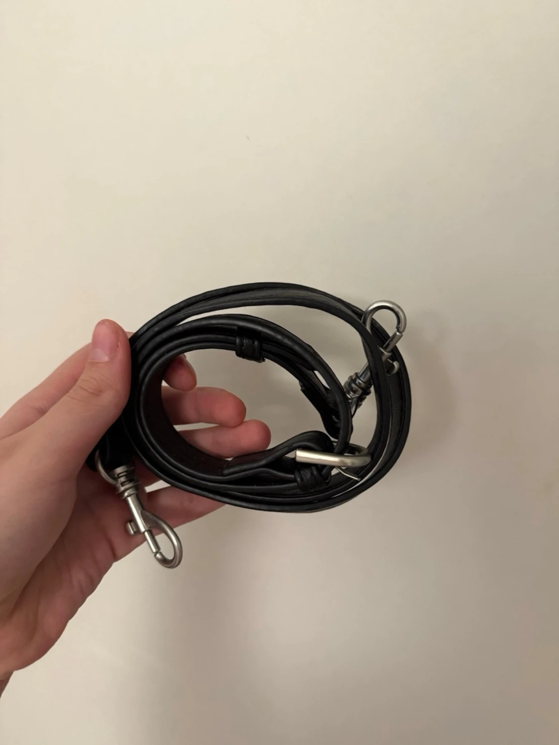 Svart handväska med silverdetaljer - 3