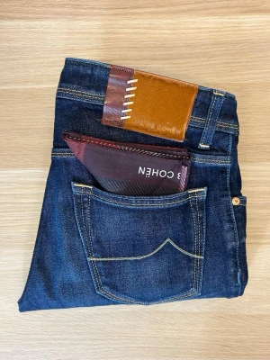 Jacob Cohën Jeans | Nick - Tvärfeta Cohën jeans | Modell: Nick | W31/L30 | Defekter: Nej, OBS! Jeansen är upplagda och har ej originalsöm | Midja: 39 cm | Längd: 97 cm | Innerben: 76 cm | Måttavvikelser +-1 cm | Modellen är 175 cm och väger 70 kg | Tveka inte att kontakta mig vid frågor😁