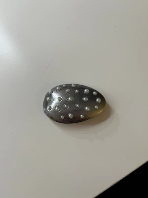 Sött hårspänne - Ett sött hårspänne tillverkat av en sked. Skedarna är köpte second hand och har fått nytt liv nu✨🤍 Perfekt för att piffa till frisyren. Vi är ett UF-företag. Handgjort!