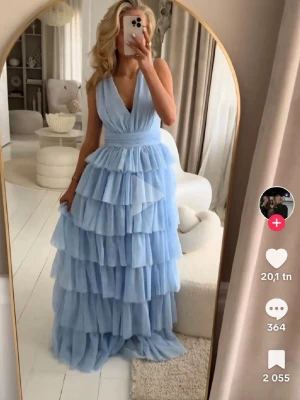 Balklänning bubbleroom - Säljer min super fina balklänning! Köpt förra året och endast använd en gång. Det finns inga defekter🫶🏼 Hög efterfrågan på denna klänning då den såldes slut snabbt förra året, vet ej om den ens säljs detta år så passa på! ❤️ skriv om frågor. Den är i storlek 32 så den minsta men skulle säga att den passar även 34💞