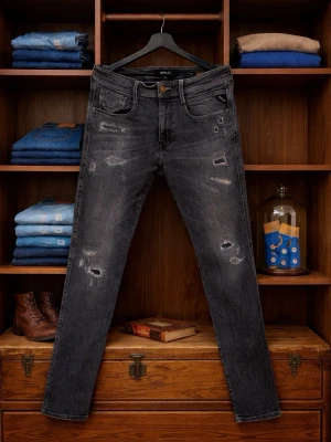 Replay Anbass - Schyssta replay Anbass med original slitningar.  Jeansen har en väldigt schyssta tvätt slitningar. Finns annars inga defekter på jeansen.   Mått: W33 Innerlår 82cm Längd 104cm Midja 40cm Benöppning 16cm