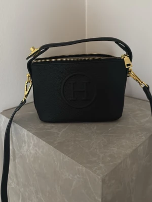 Svart liten söt väska  - En svart väska helt ny 20 cm bred och 13 cm på höjden 