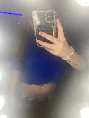 Blå croppad t-shirt - En blå croppad topp med korta ärmar och rund hals. Toppen har en loose passform och är gjord i mjukt bomullsmaterial, perfekt för en chill och avslappnad look.Jag hade den på mig en gång, men jag gillar inte färgen.