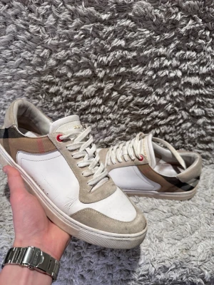Burberry Sneakers - | Skick: 8/10 | Förg: Vit och Beige | Vad inkluderas: Enbart skorna | Nypris: 8000kr |