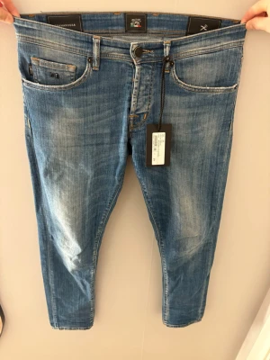 Tramarossa jeans  - Riktigt feta tramarossa jeans, storlek w31, grymt skick. Tags ingår! Jeansen är slim, han på bild är 184 cm lång. Hör av er vid frågor! 