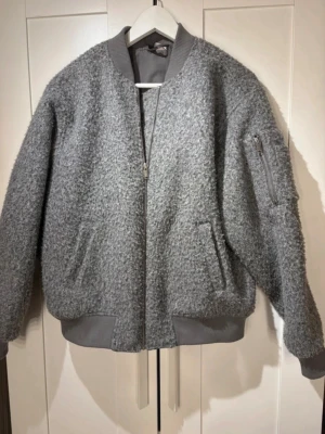 Grå bomber jacka  hm - Grå slutsåld bomber jacka från HM strl xs