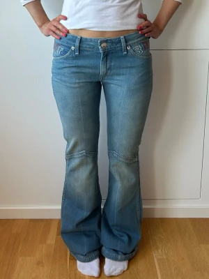 Wrangler jeans  - Wrangler jeans med brodyr och cool detalj på knäna. Storlek S, midja: 39x2 cm inneben: 86 cm
