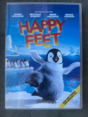 Happy feet DVD - DVD-film med "Happy Feet". Filmen har svenskt och engelskt tal. Speltid: 104 minuter. Format: 16:9.  Finns på språk: Svenska, Finska, Engelska    OBS!! skivorna är begagnade så det kan förekomma repor/hairlines på skivorna, men då jag kollar igenom alla filmer jag säljer garanterar jag att alla funkar felfritt om inget annat står! :)