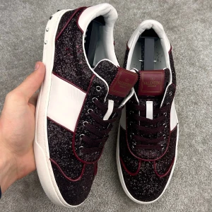 Valentino flycrew vinröd - Valentino flycrew vinröd | Skick: 9/10 | Storlek: 40 (flycrews är något små i storleken) | Pris: 1999 kr | Fler frågor? Hör av dig isåfall!