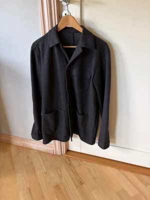 Overshirt från Massimo Dutti - Overshirt från Massimo Dutti. Den är i väldigt bra skicka och har inga synliga tecken på användning. Storlek S. Hör av er vid frågor!