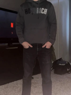 HOODRICH hoodie  - Mörkgrå Hoodrich hoodie väldigt skön och bekväm, säljer den för jag vill ha pengar.