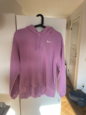 Ljuslila hoodie - Rosa/Lila hoodie storlek xs, den är ljuslila nästan rosa.💗