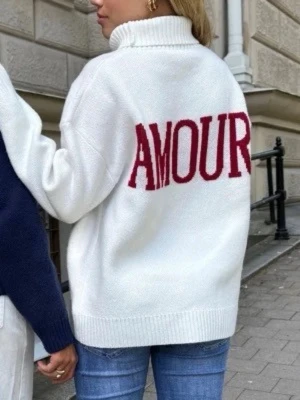 Stickad polo tröja amour - Säljer ni min super snygga tröja från Meet me there💖 Säljer då jag inte använt den tillräckligt och får inte plats i garderoben🥰 Den har ett snyggt tryck på ryggen, super bra skick då den nästan är oanvänd. Den var ganska dyr därav priset💖