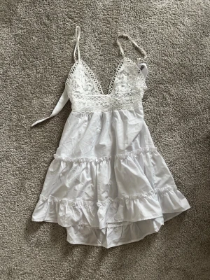 Vit sommar klänning  - Söt klänning som jag köpte i grekland! Kommer tyvär inte till användning 💗