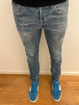 Dondup jeans - Säljer dessa tvär feta jeans med slitningar från dondup | Modell: George | Storlek 35 (passar mindre) | Jeansen har ett litet hål samt liten defekt i grenen, inget man tänker på med tanke på jeansens slitningar | Bra skick | Hör av dig vid minsta fundering!