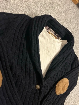 Mossimo dutti overshirt - En riktig fet och exklusiv overshirt/cardigan från Mossimo Dutti i kashmire som gör det till ett riktigt härligt plagg. Tveka inte att höra av dig vid fler frågor🙌