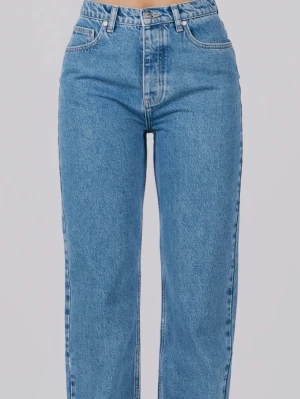Jeans från a dsgn  - Ljusa jeans från a dsgn i väldigt bra skick. Storlek xxs men passar mig som har xs