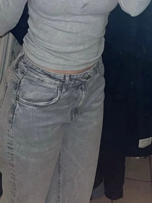 Grå raka jeans midwaist - Säljer ett par grå jeans med midwaist och raka ben.