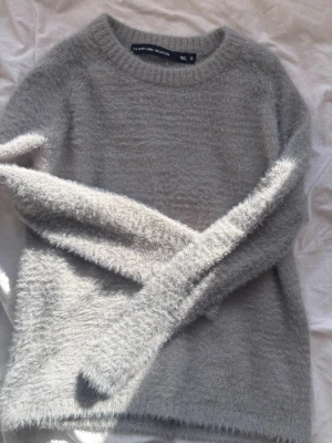 Ljusgrå fluffig stickad tröja - Storlek S, super skön och mycket bra skick 