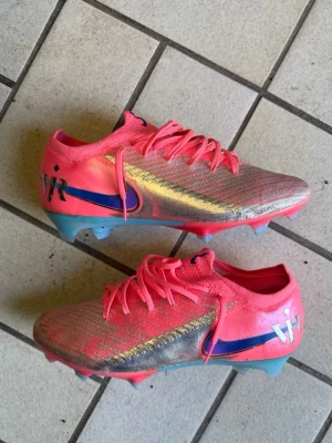 Nike Mercurial Vapor 16 Elite Vini JR - Nike Mercurial Vapor 16 Elite Vini JR. Storlek 42. Använda en träning annars nyskick. Påse och låda finns, sjukt sällsynta! 