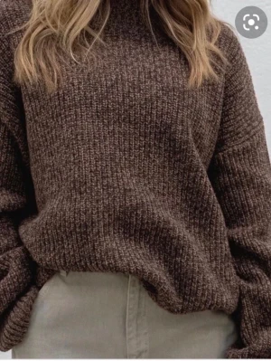 Brun stickad tröja från adsgn  - Mysig brun stickad tröja från adsgn 
