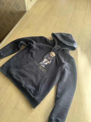 Polo Ralph lauren hoodie  - Snygg unik mörkblå hoodie ifrån Ralph lauren den är i använt skick så man ser att den är använd och därav priset men inga defekter eller så skriv gärna vid fler frågor står att den är storlek m fast passar S
