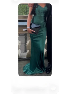 Bal/festklänning - Mörkgrön bal/festklänning. Endast använd en gång, inga defekter. Storlek xs men passar s