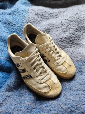 Adidas Samba x end - Säljer ett par exklusiva adidas skor. Oklart vad nypriset är för dem är limiterade men runt 3000-6000 kronor. Skorna är i toppen skick förutom en liten defekt på främre delen av ena skon. Utöver det är skorna så gott som nya. Orginalbox tillkommer ✨️ 