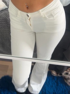 Vita bootcut jeans med hög midja - Säljer ett par vita bootcut jeans med mid waist Jeansen är i rätt så bra skick förutom att det finns enstaka små fläckar på vissa ställen (se bilder) som inte gick bort i tvätten. Lappen är av och har inget minne av vart jag köpte dom. Storlek S/36
