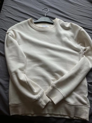 Vit Jack&Jones tröja - Vit tröja från Jack&Jones som är i suveränt skick. Storlek XS men kan sitta som en S. Basic plagg som sammanbinder outfiten. Alltså ger den dig en tidlös och stilren stil! Tveka inte att ställa frågor vid funderingar!