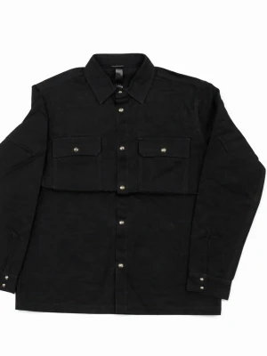 Chrome hearts overshirt/ Work shirt - Stilren svart overshirt med klassisk krage och snygga tryckknappar framtill. Två bröstfickor med lock och knappdetaljer ger en cool look. Långärmad modell i ett mjukt material. Priset är inte hugget i sten
