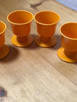 Retro Äggkoppar från Gnista - Säljer fyra retro äggkoppar i härligt stark orange plast. I från kända Gnista. 50kr