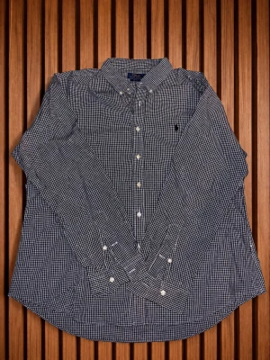 Ralph Lauren skjorta - Storlek Xxl men passar XL Snygg och oanvänd skjorta från Ralph Lauren (OBS vissa bilder kan se lite annorlunda ut små saker på dem då bakgrunden och inlagd via AI och det har ändrat smått på dem) medela mig om du vill ha original bilder