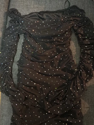 Svart  offshoulder klänning Shein - Trendig svart offshoulder klänning från Shein. Klänningen har långa,  ärmar och figurnära passform som framhäver siluetten. Perfekt för dig.