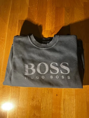 Grå Hugo Boss tröja - Grå Hugo Boss tröja. Säljer den eftersom jag inte använder den längre. Den ser nästan helt ny ut. Riktigt skön tröja💯